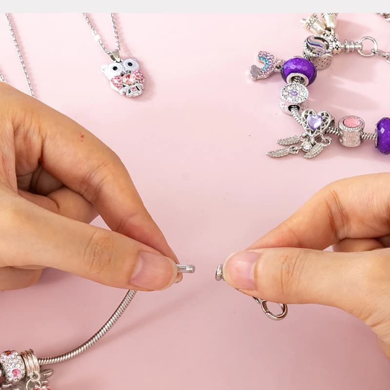 Kalendarz adwentowy z biżuterią, dla dziewczynki,  bransoletka i 24 szt. charmsów, różne warianty.