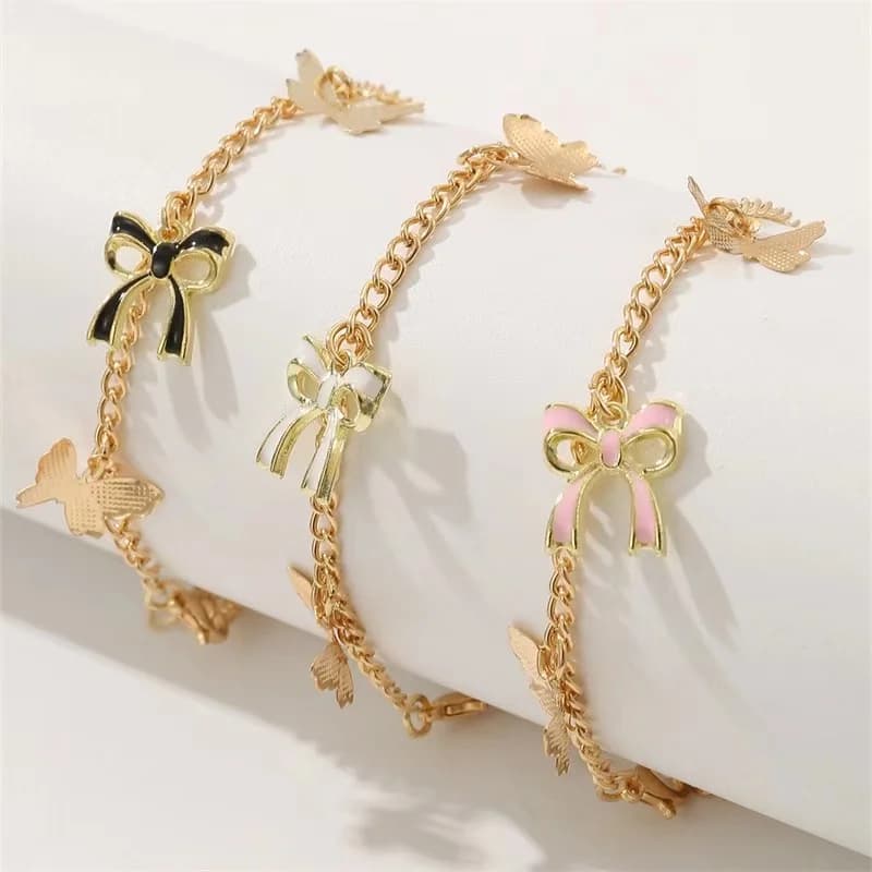 Bransoletka na kostkę, z różnymi charmsami, błyszczącymi ozdobami,