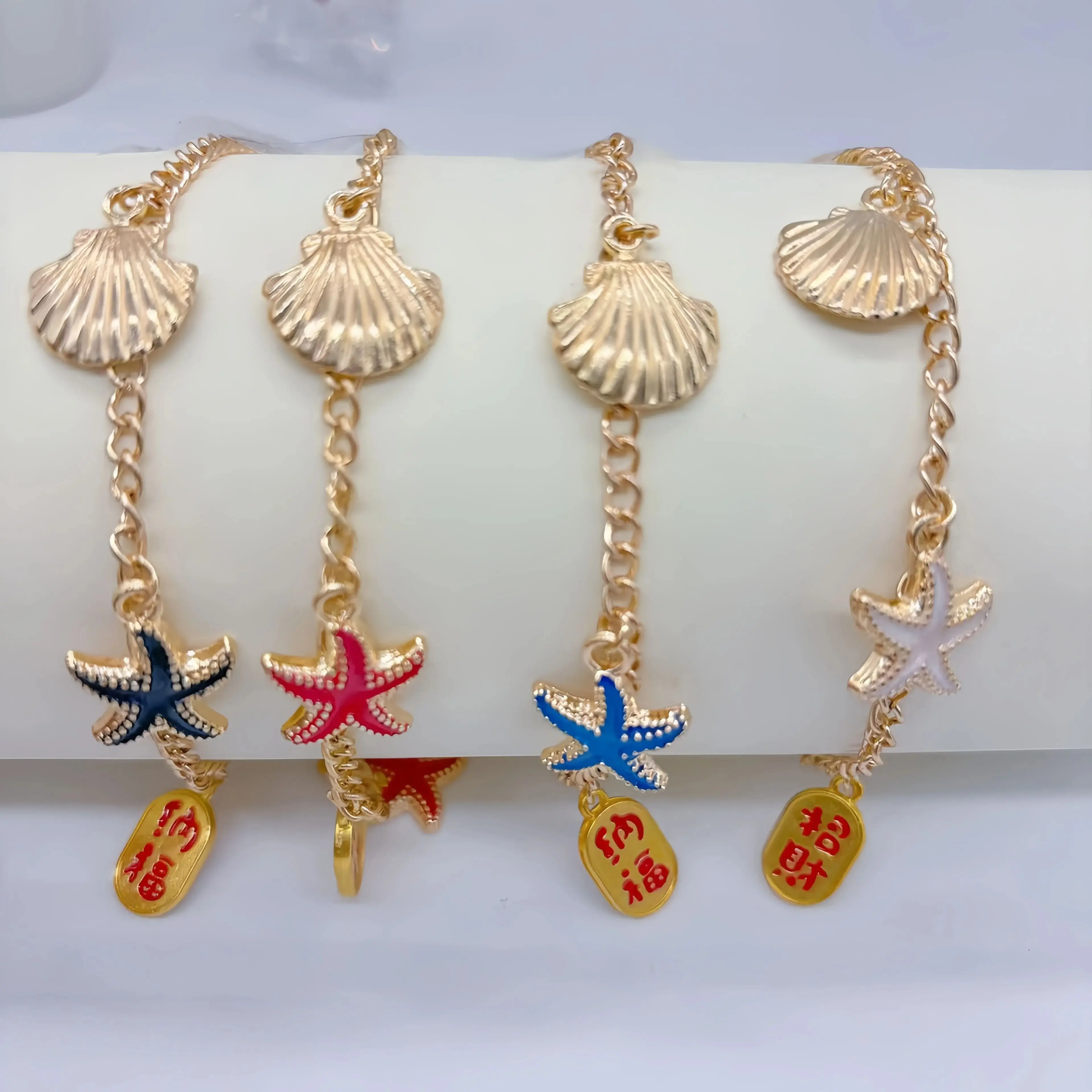 Bransoletka na kostkę, z różnymi charmsami, błyszczącymi ozdobami,