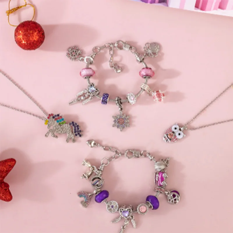 Kalendarz adwentowy z biżuterią, dla dziewczynki,  bransoletka i 24 szt. charmsów, różne warianty.